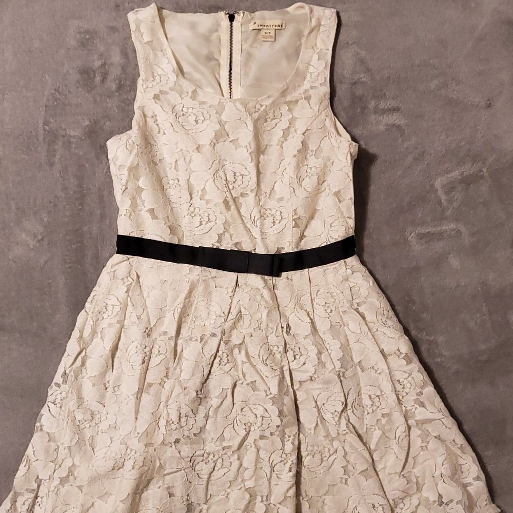 Vintage Cream Off White Floral Lace Lined Dress w/Black Belt detail
